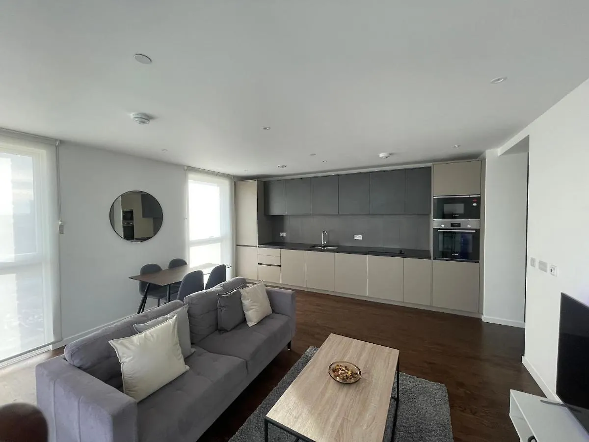 Immaculate 2Bed Apartment In London- City Views