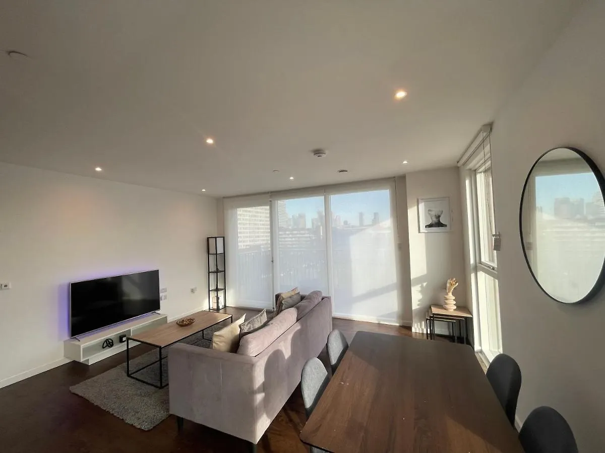Immaculate 2Bed Apartment In London- City Views