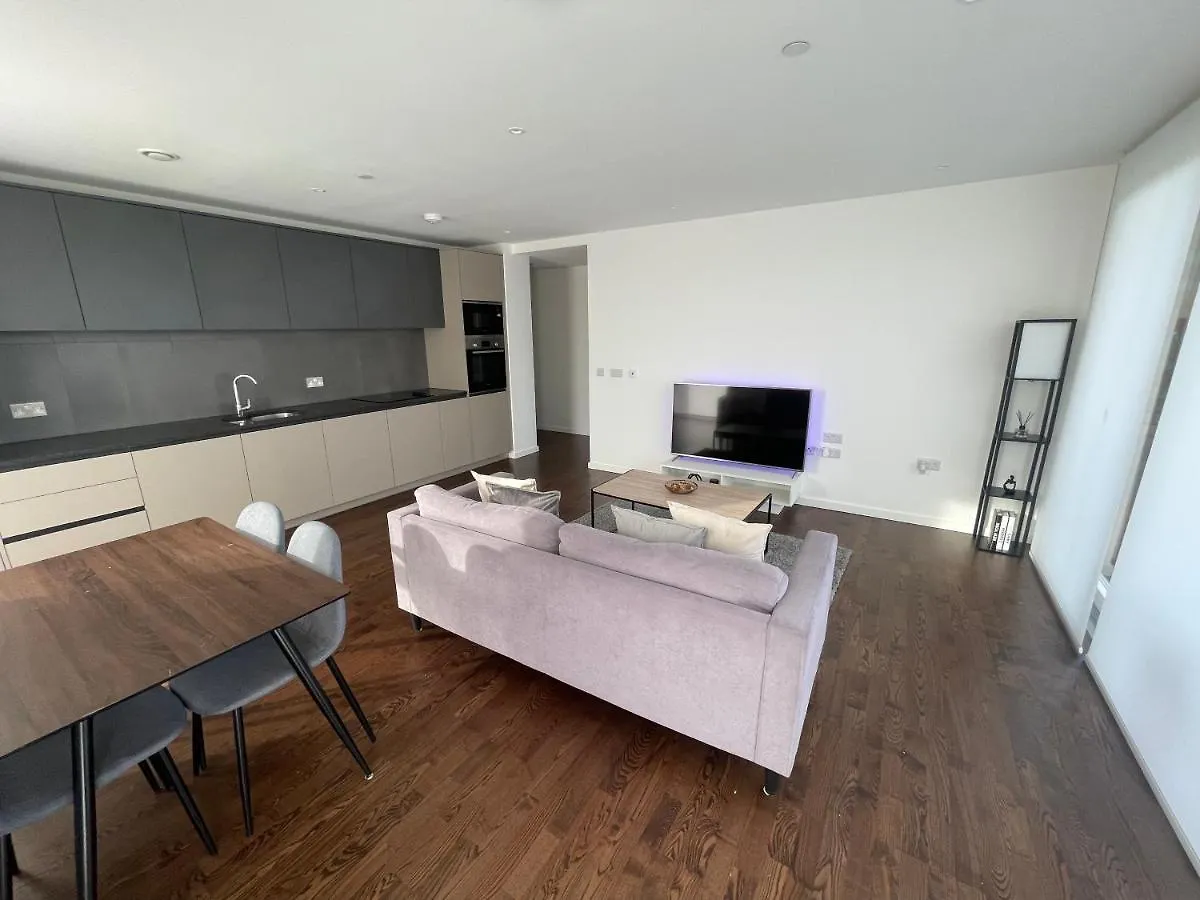 Immaculate 2Bed Apartment In London- City Views