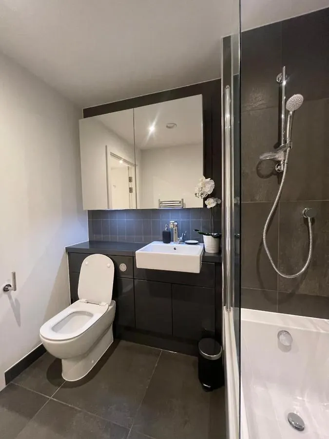 Immaculate 2Bed Apartment In London- City Views