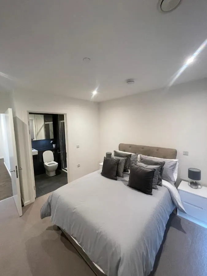 Immaculate 2Bed Apartment In London- City Views 0*, London