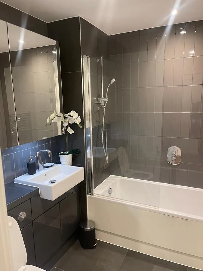 Immaculate 2Bed Apartment In London- City Views London