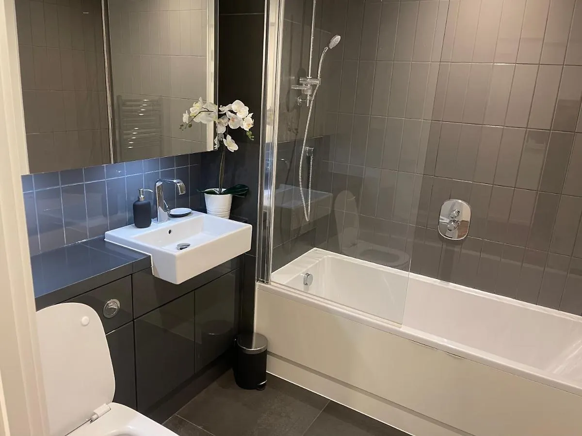 Immaculate 2Bed Apartment In London- City Views